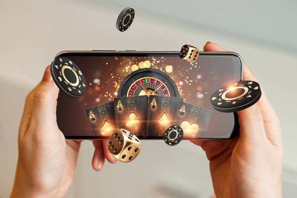 Domino QQ table interface on mob77 showing player hands, pot, and betting controls